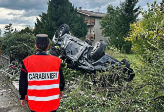 Cassano Spinola, auto si ribalta e finisce nel cortile di una casa